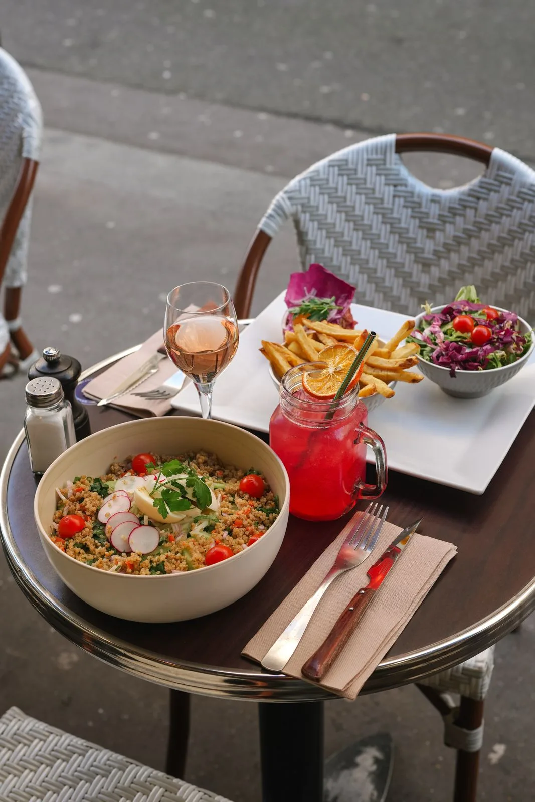 Table ensoleillée sur la terrasse rue Joubert