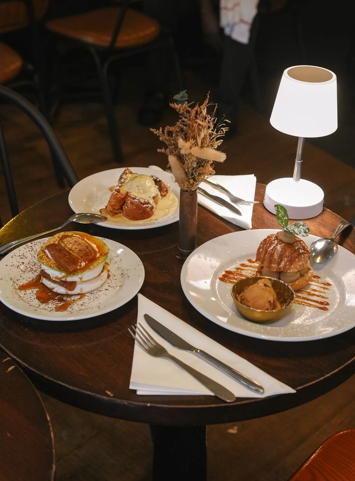 Plat signature dressé en cuisine
